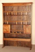 Regalschrank, wohl Pfalz/Nordfrankreich, um 1800, Eiche massiv, z.T. Obstholz, regalfÖrmig aufgebaut, mittig 2 TÜren aus massivem Kirschbaum, ...