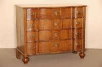 Kommode, deutsch, um 1900, im Barockstil, Eiche massiv, 4-schÜbig, gerader Korpus, auf KugelfÜßen, geschweifte Schubladen, BronzebeschlÄge, ...