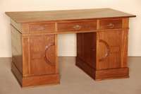 Schreibtisch, deutsch, um 1910, Jugendstil, Korpus Weichholz, Nußbaum furniert, Platte mit schÖnem Furnierbild, ehemals mit Aufsatz, dieser ...