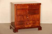 Kommode, deutsch, um 1840, Biedermeier, Korpus Weichholz, Mahagoni furniert, 4-schÜbig , gerader Korpus mit eingelassenen SchlÜsselschilden, alte ...