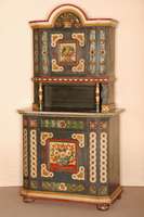 Bauernaufsatzschrank, deutsch, um 1880, Weichholz massiv, auf gedrÜckten KugelfÜßen, seitlich abgeschrÄgt, BlÜten und Bandeldekoration aus ...