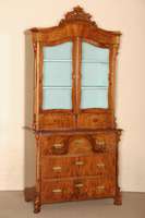 Kommodenaufsatzvitrine, deutsch, um 1870, Louis-Philippe, Korpus Weichholz, Nußbaum furniert, 3-schÜbiger Korpus, 2-tÜriger Glasaufsatz mit ...