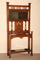 Flurgarderobe, norddeutsch bzw. England, um 1900/05, großer Einfluß von Mackintosh, Eiche massiv, auf sogenannten viereckigen Pilastern ...