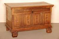 Kleine Truhe, deutsch, um 1790, wohl BÜckeburg, Eiche massiv, Front mit 4 FÜllungen , gekerbt, z.T. rosettenfÖrmig, unten TatzenfÜße mit ...