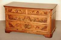 Kommode, deutsch, um 1880, Korpus Weichholz/Hartholz, aufgelegt mit ausgesuchtem Wurzelholzfurnier, 2 große und 2 kleine Schubladen, mit ...