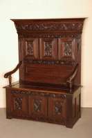 Sitzbank, Holland, um 1870, Eiche massiv, sehr schÖne geschnitzte FÜllungen, Blattmotiv, Lisenen gerillt, Kopfteil geschnitzt, mythologische ...
