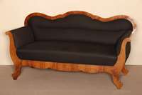 Sofa, sÜddeutsch, um 1835/40, Korpus Weichholz, Wurzelnußfurnier doppelt bzw. 4- und 6-fach gespiegelt verlegt, angedeutete abstrakte ...