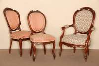 2 StÜhle, sÜddeutsch, um 1830/35 bzw. 1860/65 , Louis-Philippe, Nußbaum massiv, RÜckenlehne reich geschnitzt, Zarge und Beine gerillt, ...