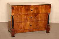 Biedermeier-Kommode, um 1820, 3-schÜbig, oberste Schublade vorgesetzt, sehr schÖnes fortlaufendes Nußbaumwurzelfurnierbild, freistehende ...
