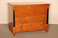 Biedermeier-Kommode, um 1820, 3-schÜbig, Kirsche massiv, seitlich Pilaster ebonisiert, Kante der Platte Nußbaum-Wurzelholz, Fuß ebonisierte ...