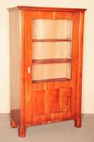 Biedermeier-Vitrine, 1-tÜrig, Kirsche furniert, TÜre im unteren Bereich FÜllung, gerundete Lisenen, SchlÜsselschild Bein, Schellackpolitur, ...
