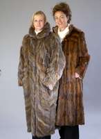 Konvolut 2 PelzmÄntel, 1 x Fuchs, z.T. eingefÄrbt, quer verarbeitet, ledergesÄumt, GÜrtel, RÜckenl. ca. 130 cm, Stehkragen, Gr. ca. 44; 1 x ...