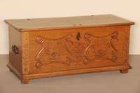 Leinentruhe, mitteldeutsch, um 1820, Eiche massiv, mit Barockanspielungen, sprossendes Herz bzw. KreuzblÜten und BlÄtter, großzÜgige spÄte ...