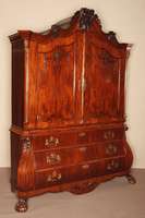 Kabinettschrank, Holland, um 1760/70, Korpus Eiche massiv (!!), komplett auf Rahmen gearbeitet, Pyramidenmahagonifurnier, 4-fach gespiegelt ...