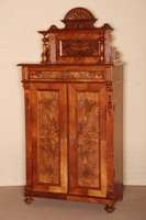 Vertiko mit Aufsatz, deutsch, um 1880, GrÜnderzeit, Korpus Weichholz, Nußbaum furniert, auf KugelfÜßen, 2-tÜrig, FÜllungen mit ausgesuchtem ...