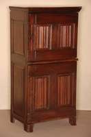 Brotschrank, deutsch, um 1820, Eiche massiv, mit sogenannten Briefpanel-FÜllungen, 2-tÜrig, oben mit dezenter Abschlußleiste, SchlÖsser und ...