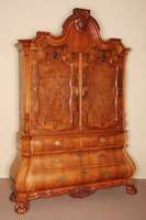 Kabinettschrank, deutsch, um 1890, Korpus Weichholz, Nußbaum furniert, auf TatzenfÜßen, schwere profilierte Zarge, geschwungen, in der Mitte ...