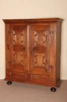 Schrank, deutsch, um 1780, Eiche massiv, auf gedrÜckten KugelfÜßen, Fußleiste mehrfach gestuft, TÜrfÜllungen verleistet, Kopfleiste 5 -fach ...