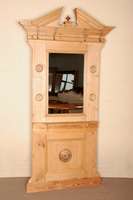 Garderobe, sÜddeutsch, um 1870/80, GrÜnderzeit, Weichholz, gewulstet und gekehlt, Profilleisten aufgesetzt, doppelt bzw. 3-fach gestufte ...