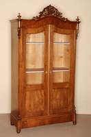 WÄsche- bzw. Vielzweckschrank, sÜddeutsch, um 1840/45, Korpus Weichholz, Nußbaumfurnier gespiegelt verlegt, BrezelfÜllungen, Glasscheiben ...