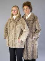 Konvolut Nerzkurzmantel und -Jacke, graubraune Nerzklauenfelle, gemustertes Innenfutter, Jacke Gr. 40, Ärmel best., RÜckenl. ca. 71 cm, ...
