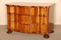 Barockstilkommode, im Dresdner Stil von 1760 , Front 12-fach geschweift, Korpus Weichholz , z.T. aus altem Holz (um 1820/30) gefertigt, Intarsien ...