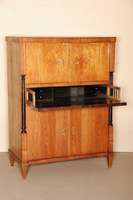 Schreibschrank, deutsch, um 1835/65, Korpus Weichholz, teilweise auf Rahmen gearbeitet, Mittelteil ausklappbar, mit Ablegeteil und 4 Schubladen, ...