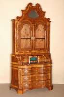 AufsatzsekretÄr, im florentinischen Stil von 1730, Oberteil als Vitrine konzipiert, Mittelteil SchreibsekretÄr, 3 Schubladen im Unterteil, ...