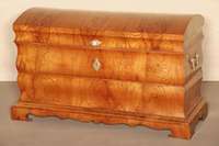 elegante SpÄtbarocktruhe, sÜddeutsch, um 1800/10, Front und Seiten 3-fach vertikal geschweift, Rundleiste als abschließendes Element ...