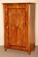 Kleiderschrank, Österreich, um 1825/35, Korpus Weichholz, BrezelfÜllungen wuchtig herausgearbeitet, Rahmen vielfach gewellt und geschweift, ...