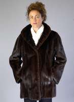 Dunkelbraune Nerzlongjacke, Gr. ca. 42, lÄngsverarbeitete Felle, Innenfutter aus braun gepunkteter Seide, 2 seitl. Einschub- taschen, Kragen, ...