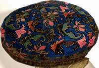 Buchara MÄnnermÜtze der bucharischen Juden ant ik, Turkestan, 19.Jahrhundert, feine Petit Point Seidenstickerei auf blauem Fond mit Gold fÄden ...