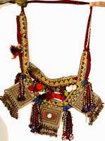 HochzeitsschÄrpe eines Turkmenischen BrÄutigam s antik, Turkestan, 19.Jahrhundert, Kattun mit Glasperlstickereien, Metall-Amuletten, ant iken ...