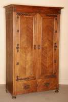Kleider- bzw. Vielzweckschrank, deutsch, um 1900, Korpus Weichholz, Eichefurnier, z.T. gespiegelt verlegt, Lisenen vielfach gerillt, BeschlÄge im ...
