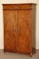 WÄsche- bzw. Vielzweckschrank, sÜddeutsch, um 1860, Korpus Weichholz, Wurzelnußfurnier doppelt gespiegelt verlegt, Kopf mit eingelassener ...