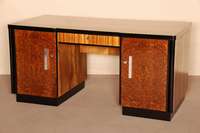 Directions-Schreibtisch ArtDeco, Frankreich, um 1930, in ausdrucksstarkem Nußbaum (vornehmlich Wurzelholz) gearbeitet, zum Teil schwarz ...