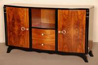 ArtDeco-Sideboard, Frankreich, um 1920, in kaukasischem Nußbaum, zum Teil schwarz abgesetzt, Korpus elegant mehrfach geschwungen , zweitÜrig mit ...