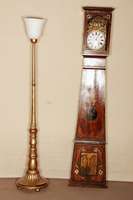 Große Stehlampe, Frankreich, um 1920, polimentvergoldeter Holzfuß in aufwendiger Art gefertigt, feine Schnitzereien in neoklassizistischer ...