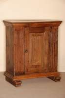 Brotschrank, deutsch/wohl Westfalen, um 1790/1800, Eiche massiv, auf Kufen, schwere Fußleiste, diese wohl spÄter, Lisenen kanneliert, ...