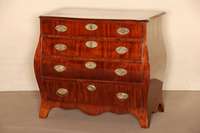 Barockkommode, Holland, um 1770/80, Korpus Eiche/Mahagoni, z.T. furniert, Front stark gebogen bzw. bombiert, durchgehendes schÖnes Furnierbild, ...
