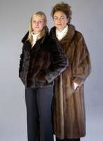 Konvolut: Nerzmantel und -Jacke, 1 x brauner SAGA MINK, Gr. ca. 38/40, lÄngsverarbeitete Felle, RaglanÄrmel mit Manschetten, Innenfutter braun ...