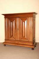 sogenannter Frankfurter Wellenschrank, sÜddeutsch, um 1740/50, Front und z.T. Seiten Eiche massiv, TÜren durchgehend 8-fach gewellt, gerieft und ...