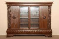 BÜcherschrank, deutsch, m 1910, Korpus Weichholz, z.T. Tischlerplatte, Eichefurnier, mit TatzenfÜßen, Lisenen mit aufgesetzten Schnitzereien, ...