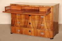 Große Schreibkommode, deutsch, um 1820, Biedermeier, Korpus Weichholz, Nußbaumfurnier, auf gedrÜckten eckigen FÜßen, abgeschrÄgte Ecken, ...