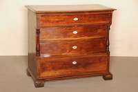 Kommode, deutsch, um 1830, mahagonifarbenes Buchenholz, 4-schÜbiger gerader Korpus mittlere Schublade nach vorne gebaucht, flankiert von ...