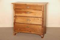 Kommode, deutsch, um 1890, Eiche massiv, 4-schÜbig, gerader Korpus Lisenen mit vorgesetzten HalbsÄulen, Kerbschnitzereien, restauriert, ...