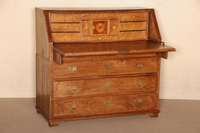 SchrÄgklappensekretÄr, deutsch, um 1800, Eiche massiv, auf BracketfÜßen, hinter der SchrÄgklappe Innenleben mit vielen Schubladen und ...