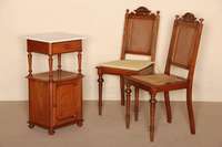 NachtschrÄnkchen, deutsch, um 1880, GrÜnderzeit, Korpus Weichholz, Nußbaum furniert, auf gedrÜckten KugelfÜßen, obere Schublade getragen von ...