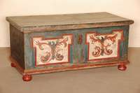 Bauerntruhe, sÜddeutsch/Österreich, datiert 1760, Weichholz bemalt, auf gedrÜckten KugelfÜßen, FÜllungen mit Leistenverzierung, Schloß, ...