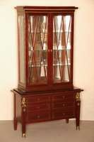 Vitrine, deutsch, um 1900, Empirestil, Korpus Weichholz, Mahagoni furniert, auf konischen FÜßen, abgesetzt mit Messingtatzen, 6 Schubladen mit ...